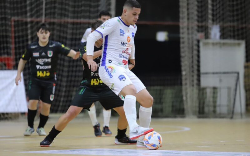 Jogador de 18 anos vem de Santa Catarina