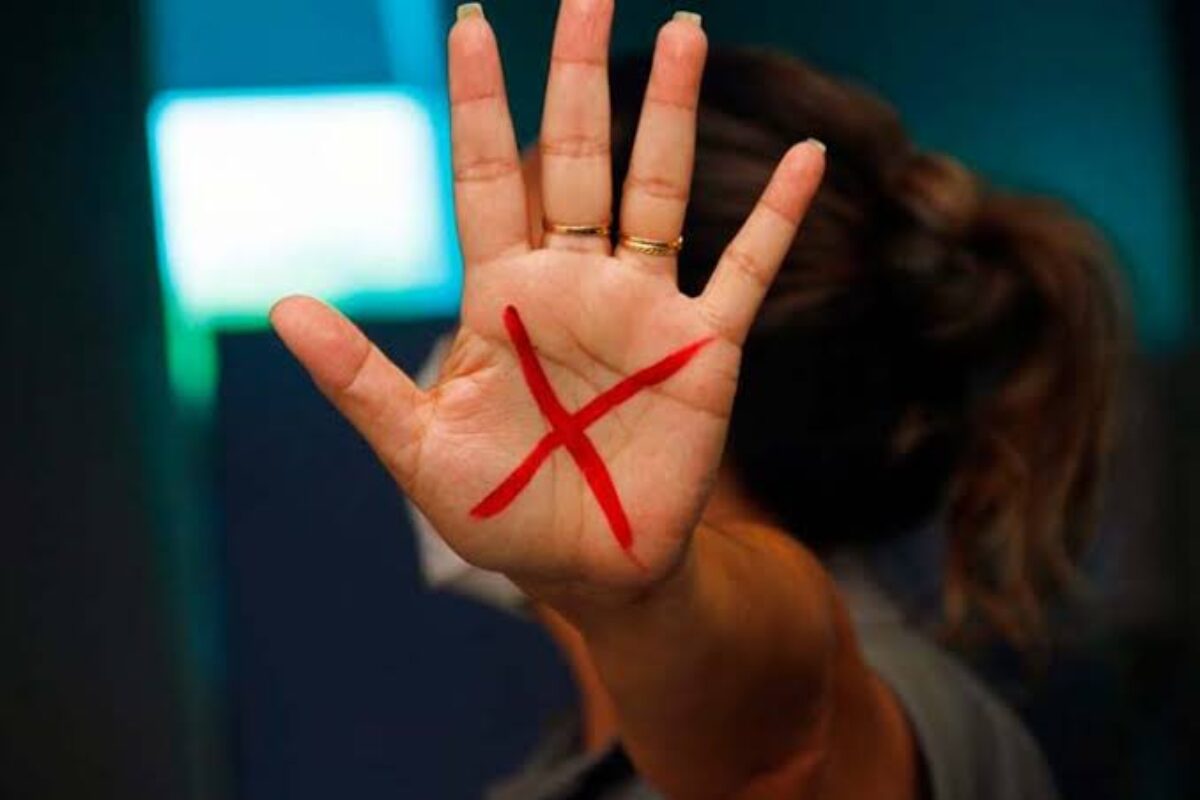 Não é Não'Lei para proteger mulheres em bares e shows é sancionada