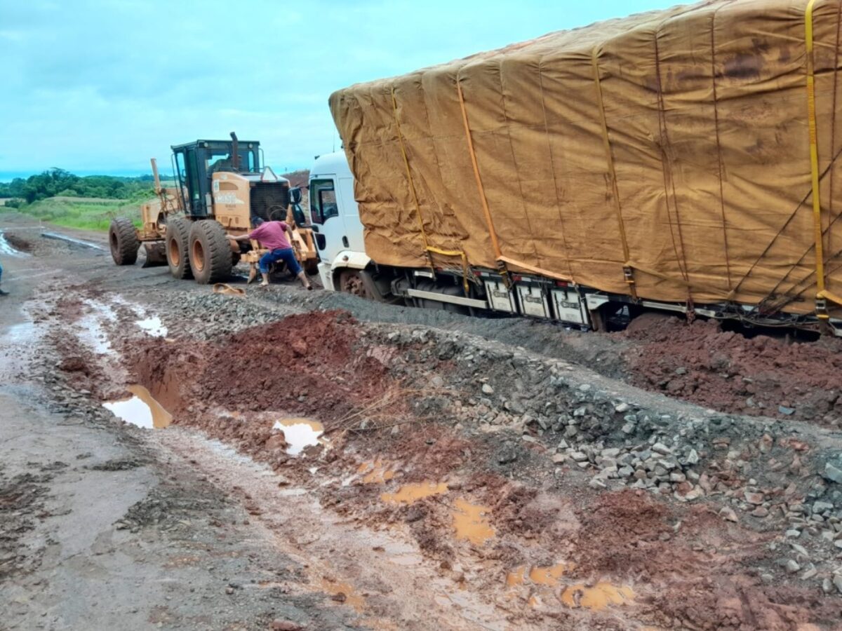 Excesso de chuvas estoura asfalto na ERS 165 Excesso de chuvas estoura asfalto na ERS 165