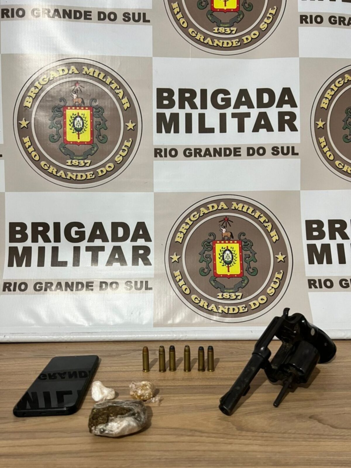 Brigada Militar de Cerro Largo realiza prisão por porte ilegal de arma de fogo e tráfico de drogas