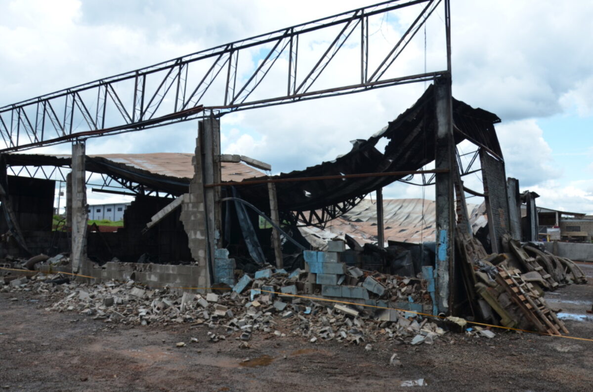 Comunidade ajudou a conter o fogo em galpão de empresa da Área Industrial de São Pedro do Butiá