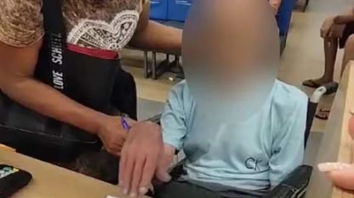 Mulher leva morto em cadeira de rodas para sacar empréstimo de R$ 17 mil e pede a ele: “Assina”