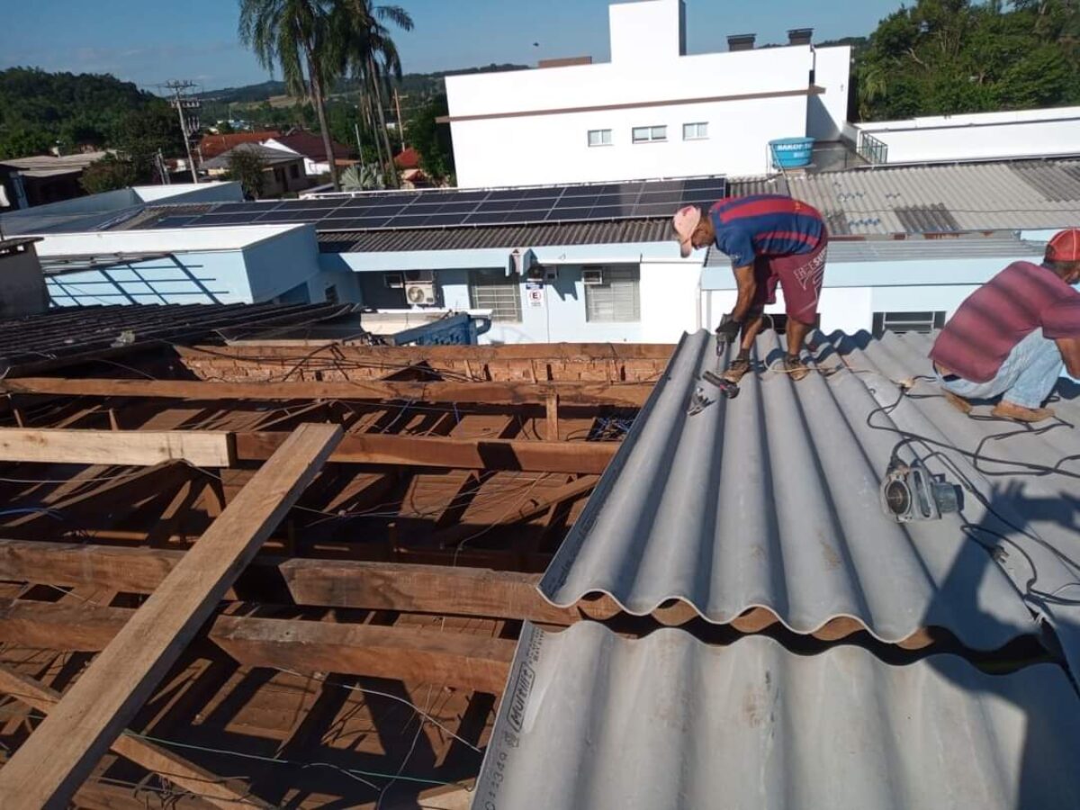 Concluídos os trabalhos de reconstrução do telhado da Secretaria de Saúde de Cerro Largo