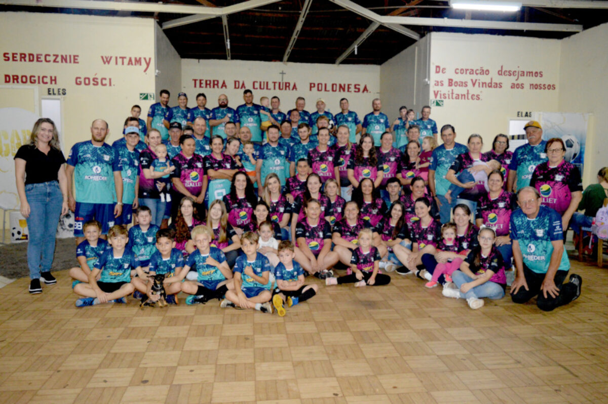 Times da Bom Jardim Centro retomam jogos de futebol e fazem evento com entrega de uniformes Times da Bom Jardim Centro retomam jogos de futebol e fazem evento com entrega de uniformes