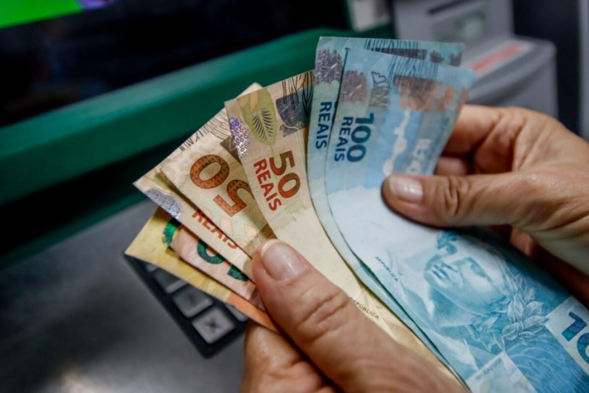 Governo prevê salário mínimo de R$ 1.502 em 2025