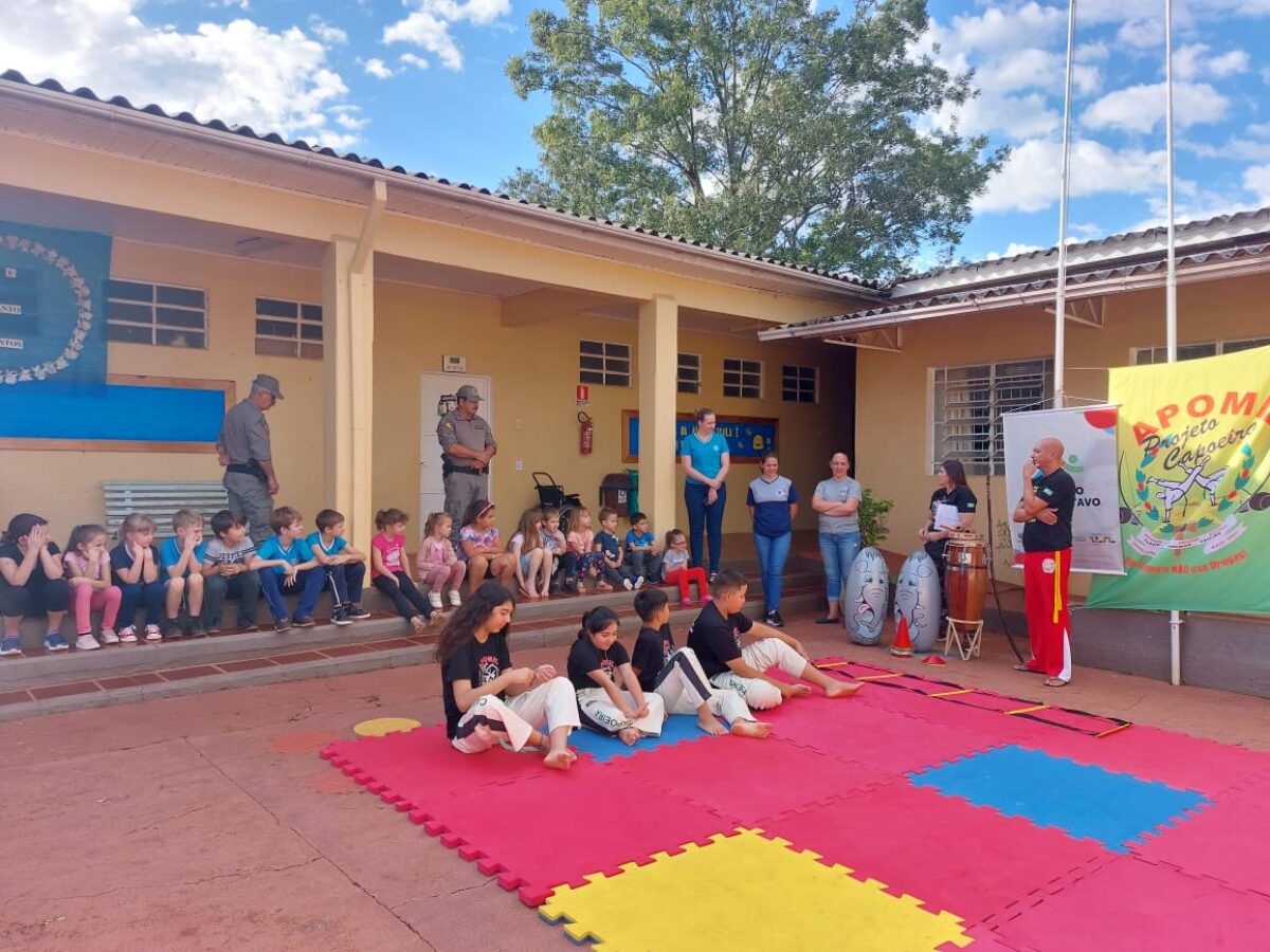 Alunos das Escolas Municipais de Cerro Largo receberam aulas de capoeira mediante projeto da Lei Paulo Gustavo
