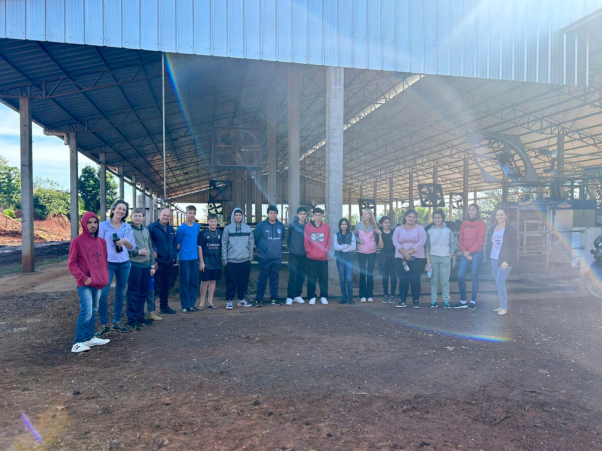 Integrantes do CRAS visitam propriedade rural com produção leiteira mecanizada