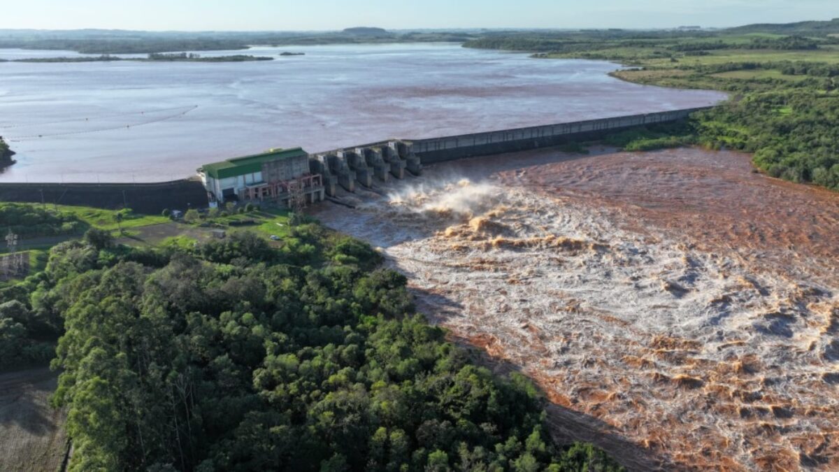 Vertedouro da Usina São José é dimensionado para  suportar em torno de 4 vezes a vazão agora verificada