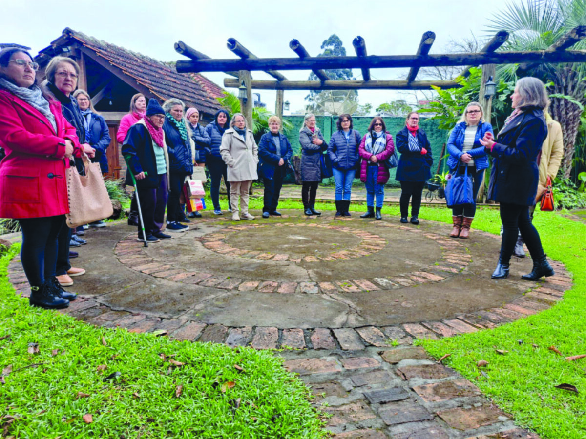 Casa do Artesão de Guarani das Missões realiza  visita à Casa Kombina, em Santo Ângelo