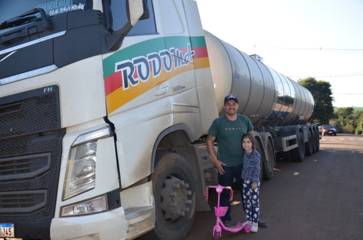 Há mais de uma década transportando riquezas pelas estradas do País Há mais de uma década transportando riquezas pelas estradas do País