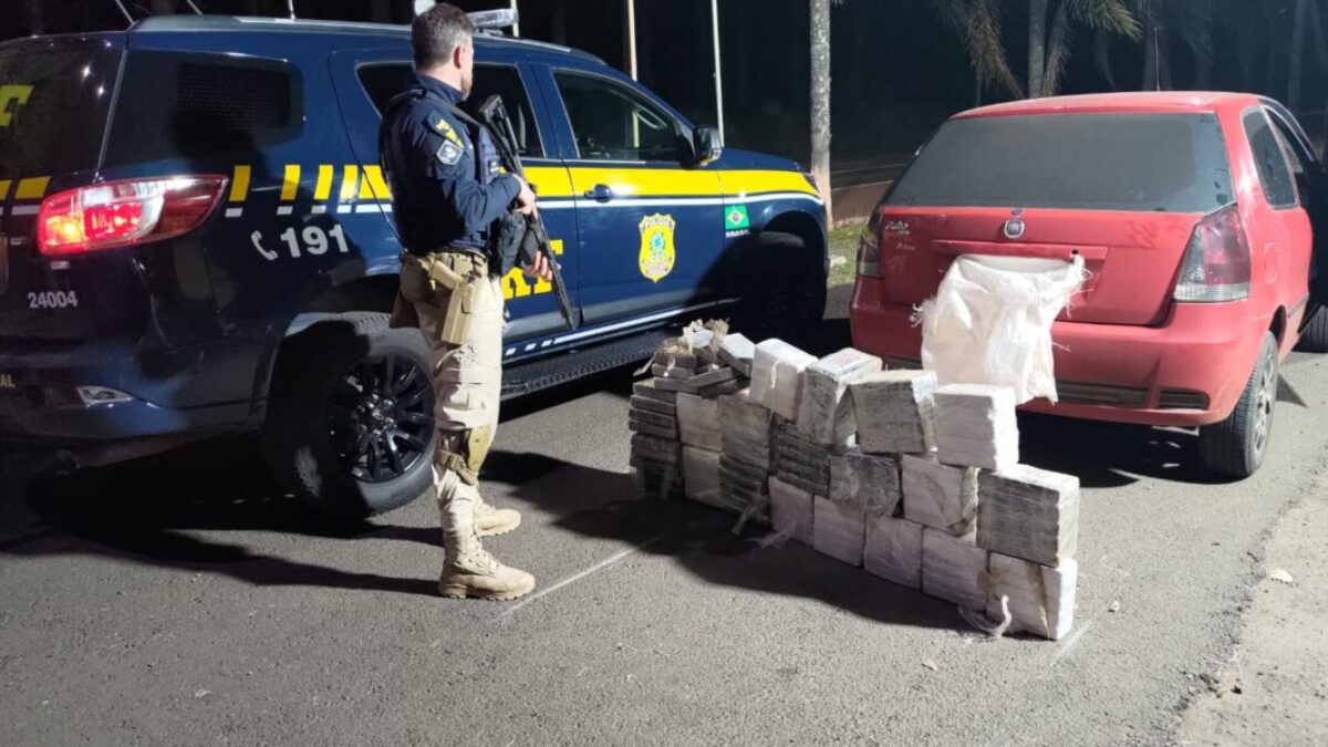 Casal é preso com carro cheio de drogas Casal é preso com carro cheio de drogas