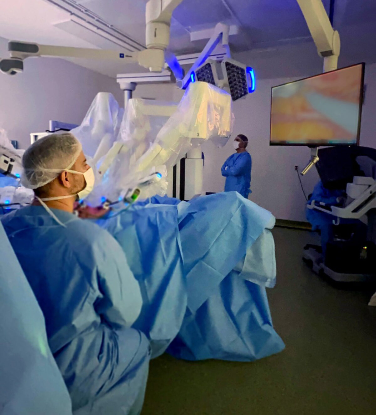 Cirurgia robótica como tratamento para câncer de intestino grosso é realizada no Hospital  Regional Unimed Missões