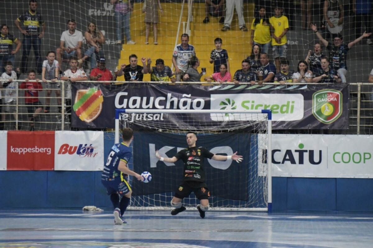 Bola parada decide e Cerro Largo vence AEF no clássico