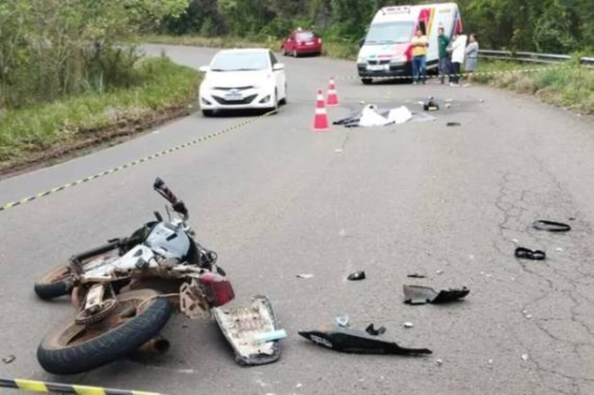 Adolescente morre e homem fica ferido após colisão entre moto e carro