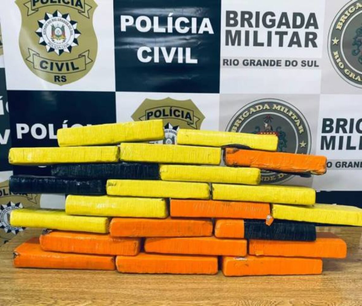 Brigada Militar e Polícia Civil apreenderam tijolos de maconha do interior de Três de Maio