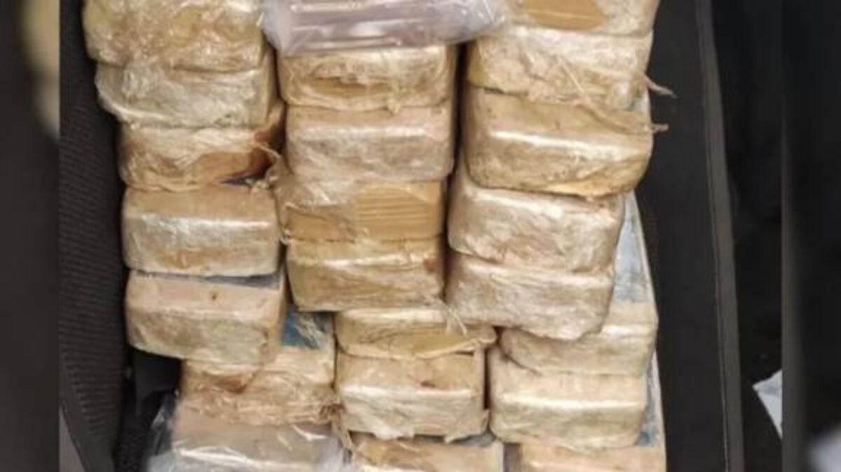 Mais de R$ 1 milhão em drogas são encontradas em painel de carro em SC Mais de R$ 1 milhão em drogas são encontradas em painel de carro em SC
