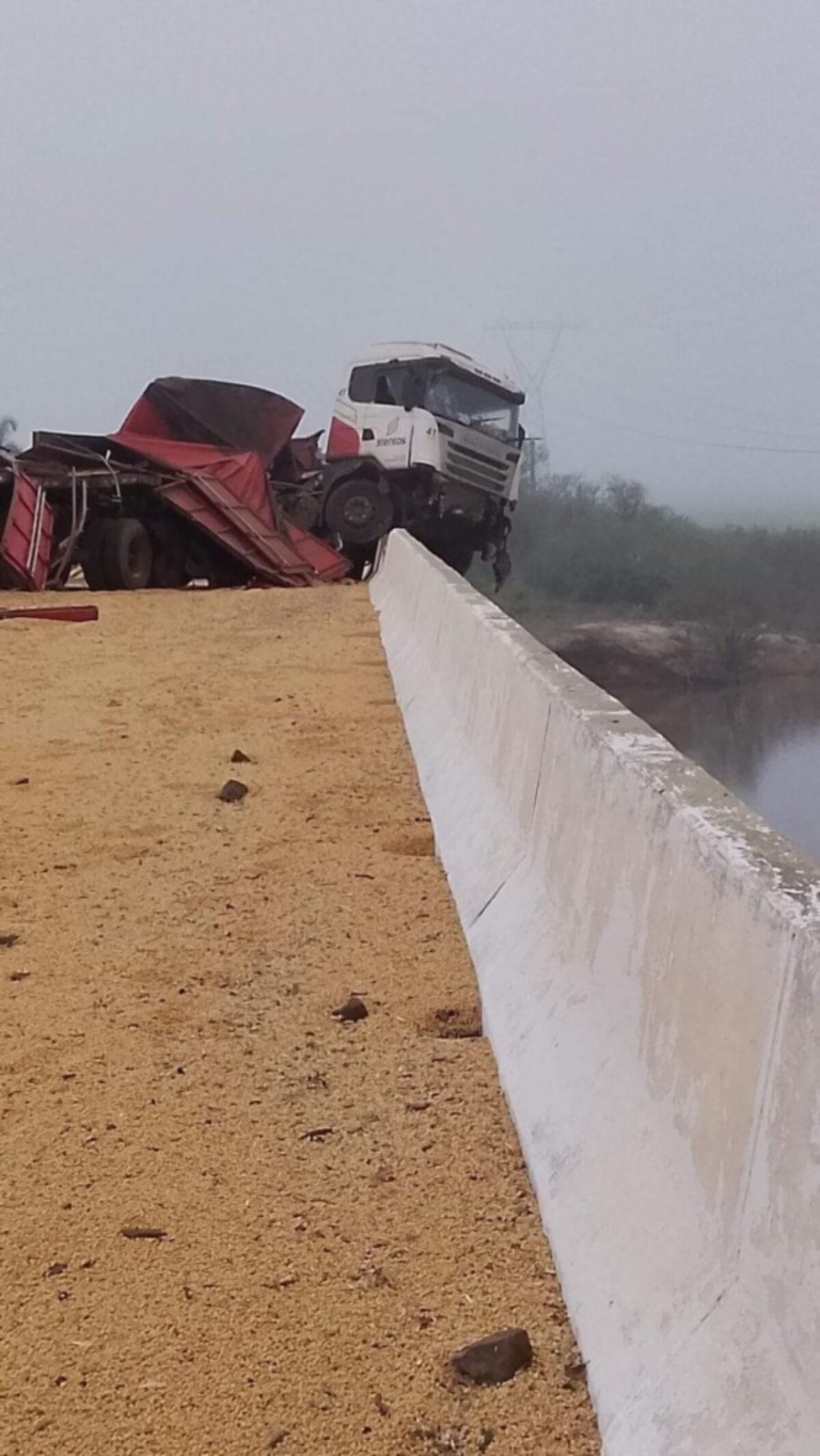 Caminhoneiro fica gravemente ferido após não perceber sinalização e invadir ponte