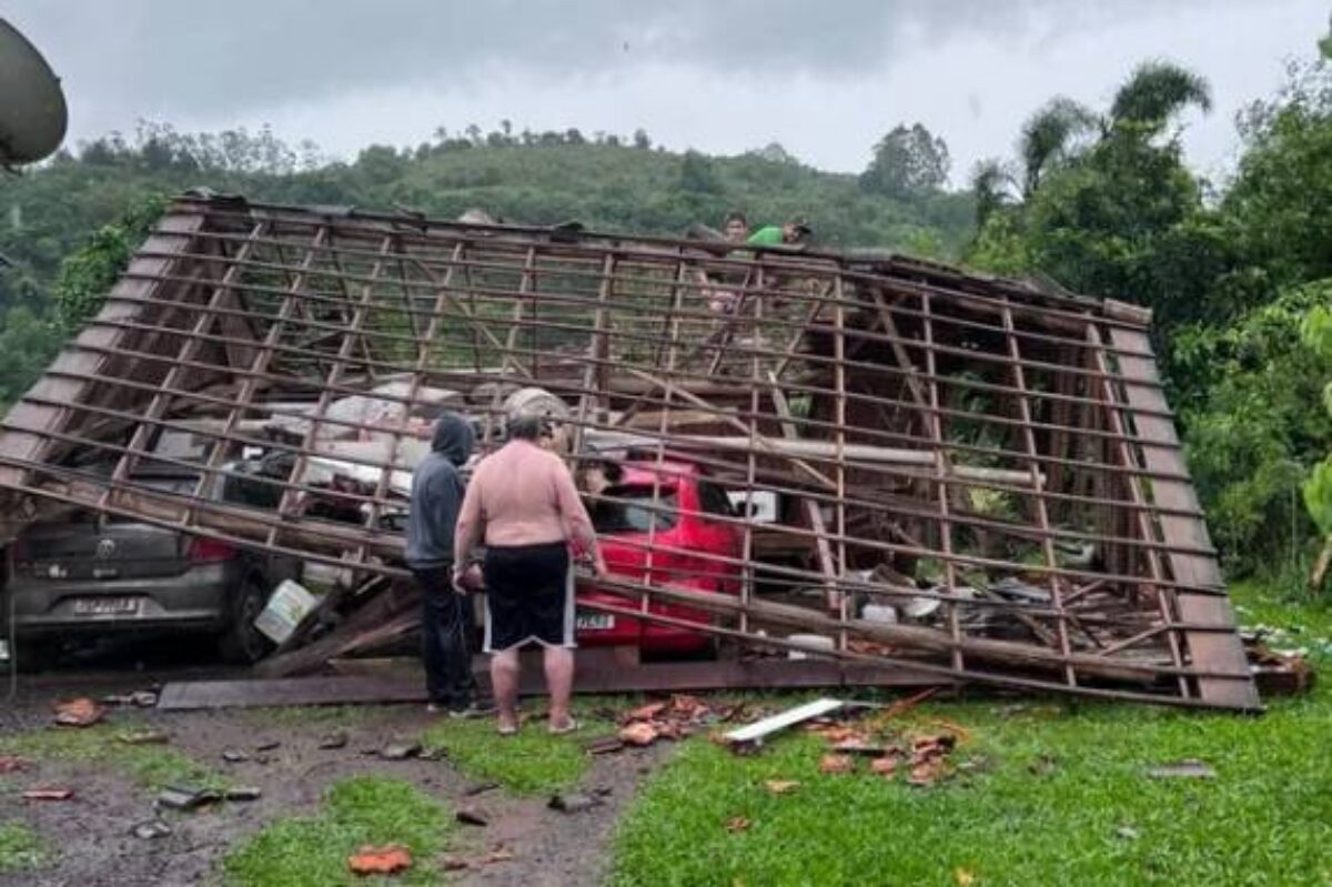 Temporal provoca estragos em pelo menos 54 municípios do RS Temporal provoca estragos em pelo menos 54 municípios do RS
