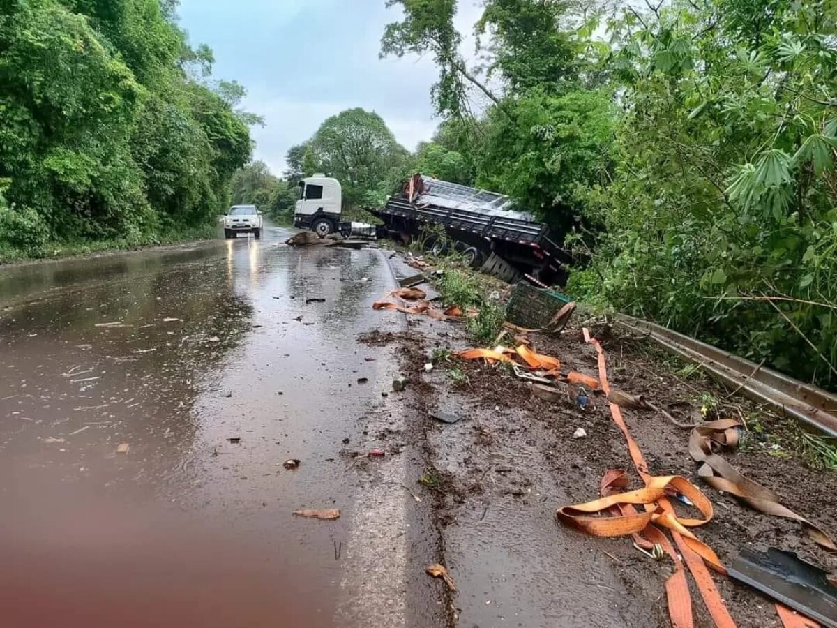 Acidente envolve quatro caminhões na ERS 324 em Marau Acidente envolve quatro caminhões na ERS 324 em Marau