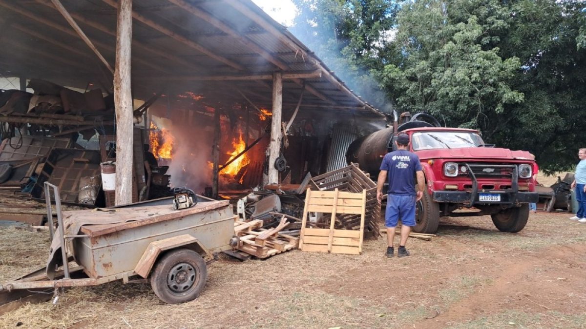 Incêndio em galpão mobiliza Bombeiros Voluntários de Cerro Largo