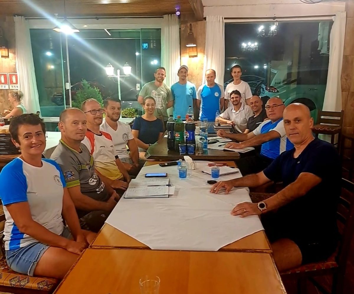 Na última segunda-feira, dia 13 de janeiro, uma reunião foi realizada para alinhar os preparativos do 12º Circuito Regional de Corrida de Rua, evento que promete ser o maior da história. A edição de 2025 contará com pelo menos oito cidades-sede e terá a participação de mais de 20 municípios, consolidando-se como uma das principais iniciativas de integração regional. O encontro foi coordenado por Rodrigo Rambo Petri, da ACELCOR, que transferiu oficialmente a condução das ações para Vantoir, da Acehor, de Horizontina. A entidade será responsável por liderar os trabalhos e garantir o sucesso desta edição. Na última segunda-feira, dia 13 de janeiro, uma reunião foi realizada para alinhar os preparativos do 12º Circuito Regional de Corrida de Rua, evento que promete ser o maior da história. A edição de 2025 contará com pelo menos oito cidades-sede e terá a participação de mais de 20 municípios, consolidando-se como uma das principais iniciativas de integração regional. O encontro foi coordenado por Rodrigo Rambo Petri, da ACELCOR, que transferiu oficialmente a condução das ações para Vantoir, da Acehor, de Horizontina. A entidade será responsável por liderar os trabalhos e garantir o sucesso desta edição.