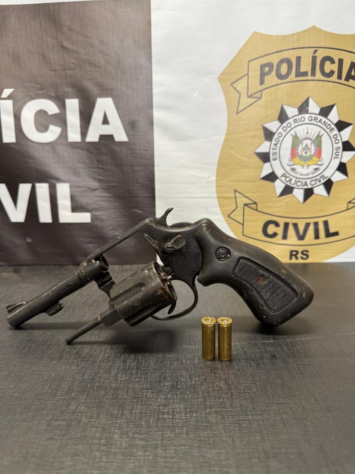 Rolador: Polícia Civil prende homem em flagrante por posse ilegal de arma de fogo de uso proibido