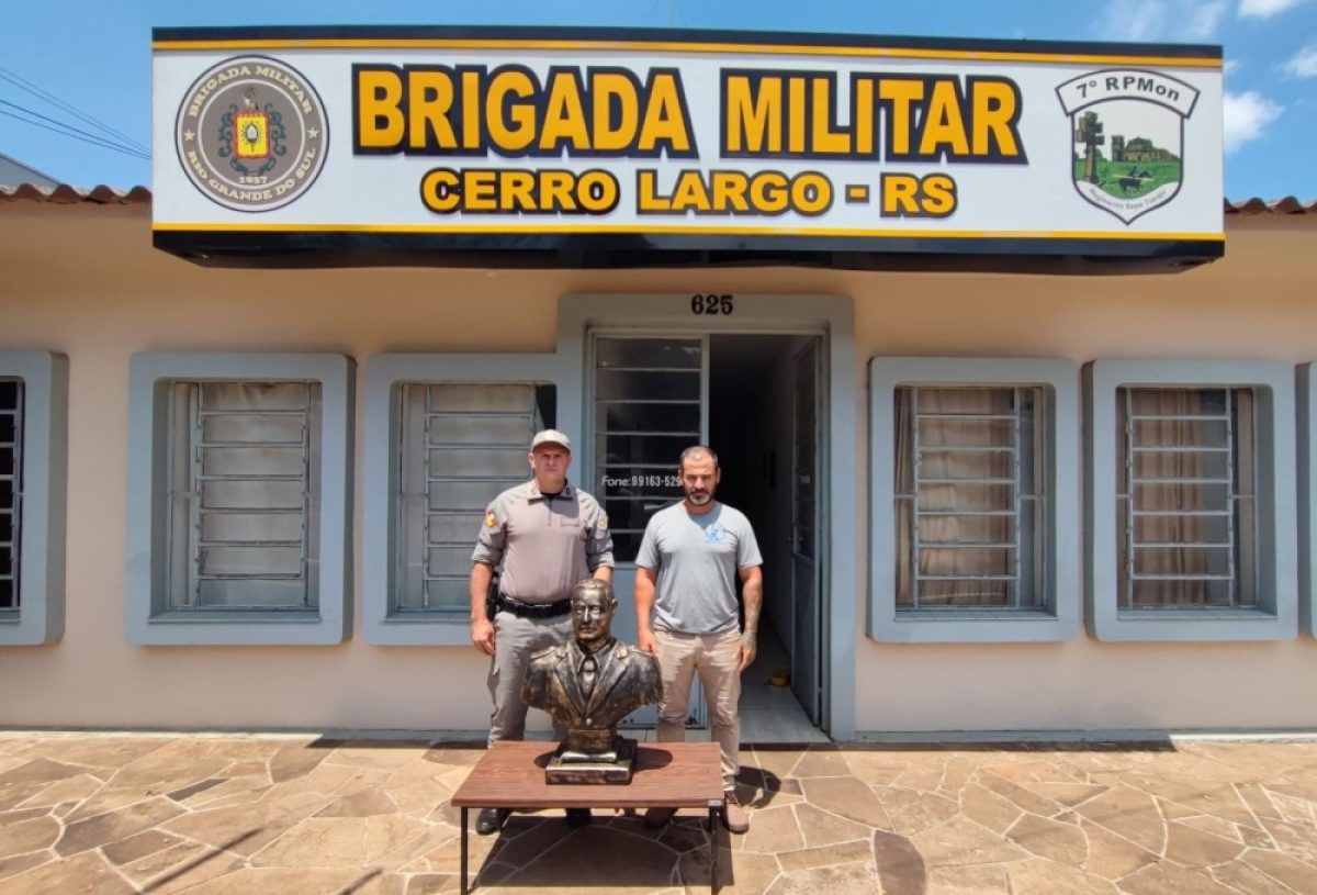 Brigada Militar de Cerro Largo recebe de escultor busto em homenagem ao Soldado Fabiano Heck Lunkes
