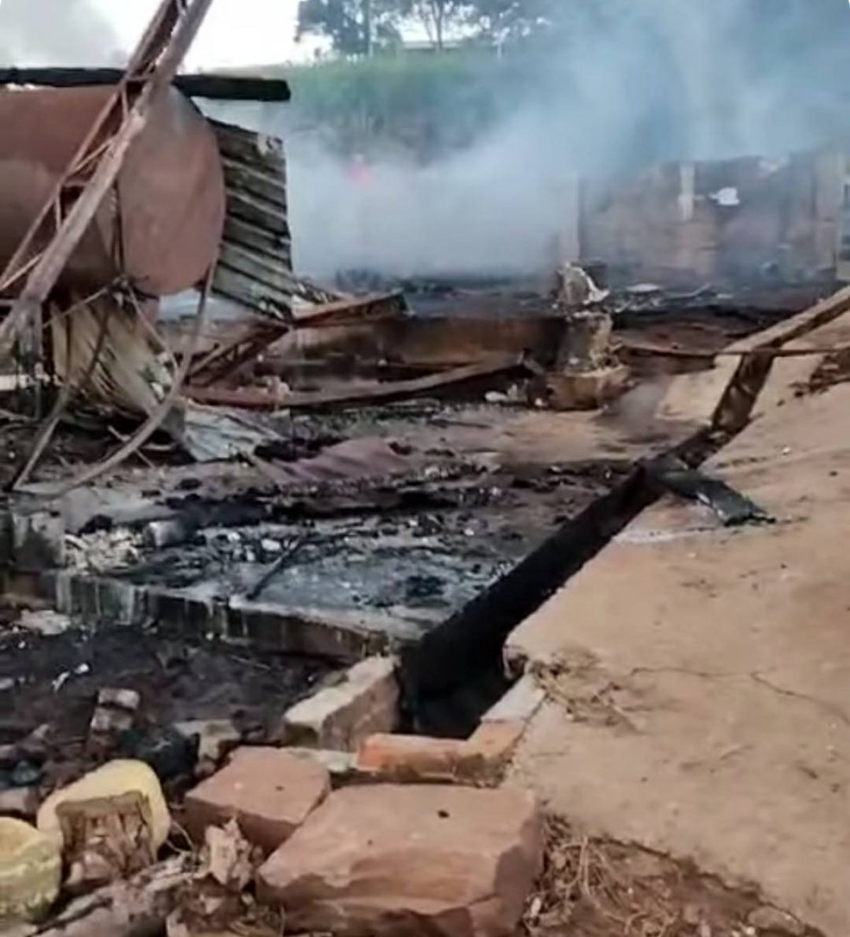 ncêndio destruiu galpão em Cândido Godói ncêndio destruiu galpão em Cândido Godói