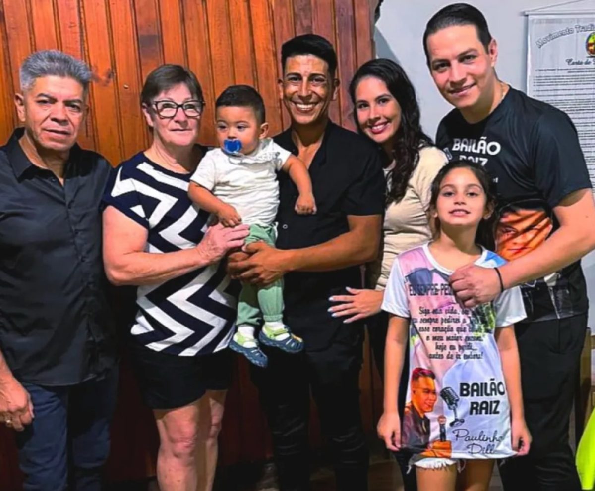 Paulinho Dill, de Os Atuais, volta para casa e começa nova fase de reabilitação