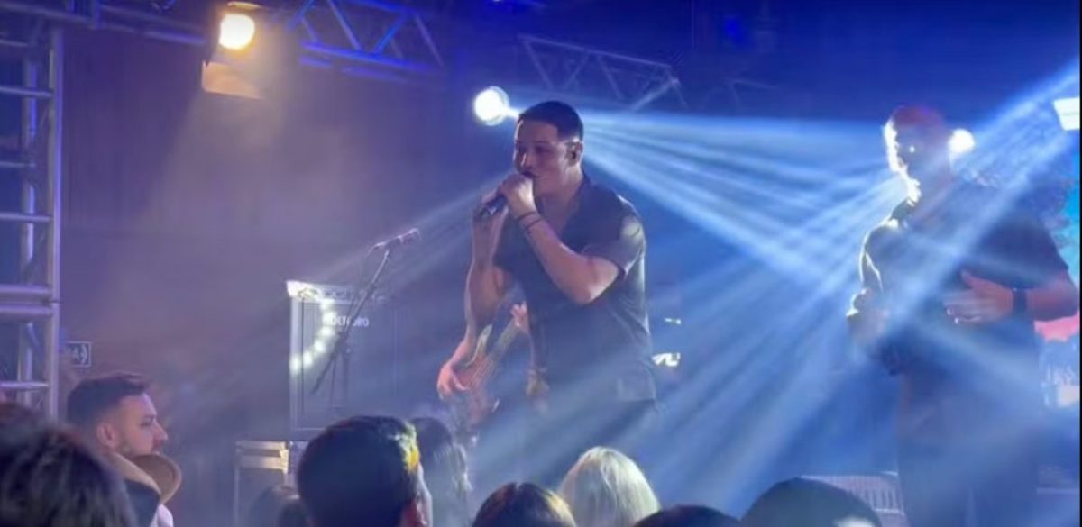Paulinho Dill, vocalista da banda Os Atuais, volta ao palco seis meses após acidente grave de carro no RS Paulinho Dill, vocalista da banda Os Atuais, volta ao palco seis meses após acidente grave de carro no RS