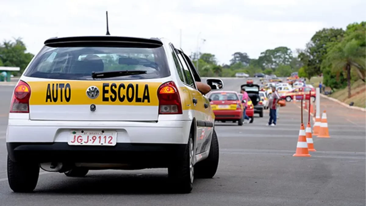 Governo avalia permitir obtenção da CNH sem obrigatoriedade de autoescola Governo avalia permitir obtenção da CNH sem obrigatoriedade de autoescola