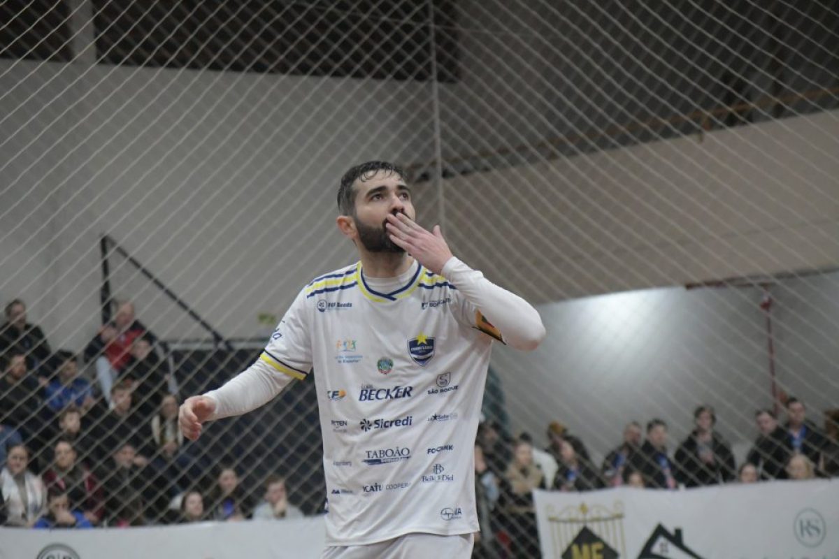 Rato marcou dois, mas não evitou a derrota do time misto em Tupandi. Foto Genaro Caetano (1) Rato marcou dois, mas não evitou a derrota do time misto em Tupandi. Foto Genaro Caetano (1)