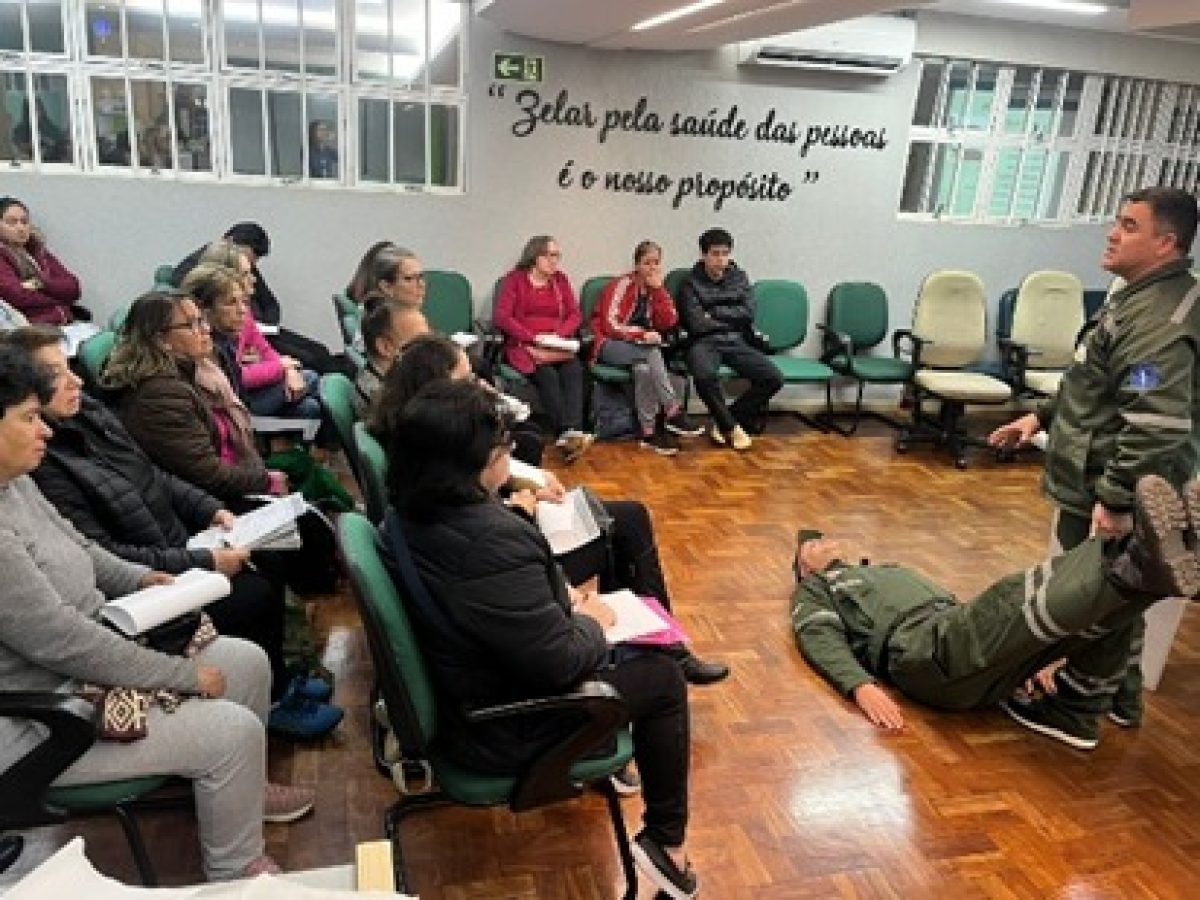 Encontro orienta cuidadores sobre desafios da rotina com pessoas idosas