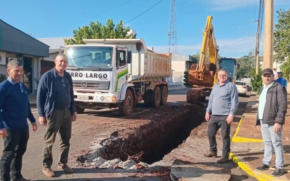 Prefeitura de Cerro Largo realiza obra de drenagem para corrigir problemas na Rua Senador Pinheiro Machado Prefeitura de Cerro Largo realiza obra de drenagem para corrigir problemas na Rua Senador Pinheiro Machado
