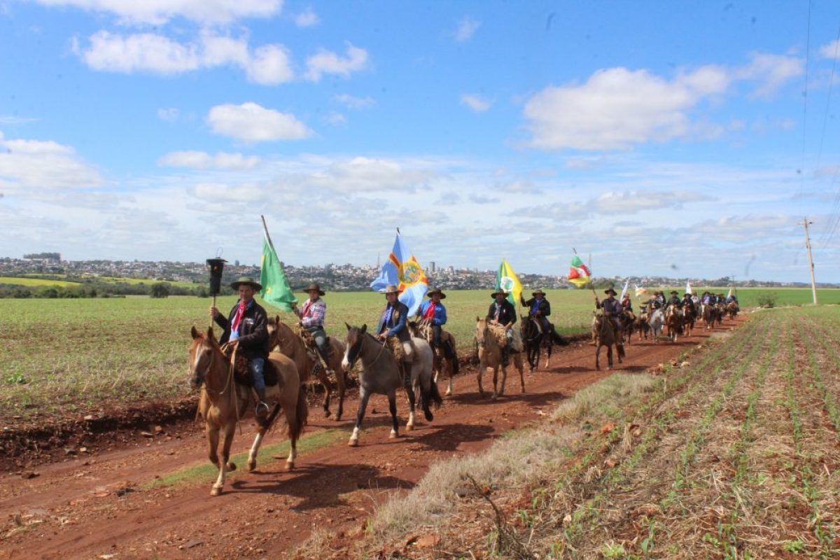 Tradição gaúcha mobiliza cavalarianos de cinco municípios em busca da Chama Crioula