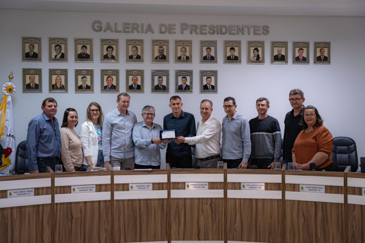 Câmara de Vereadores de Salvador das Missões concede Título de Cidadão Honorário a Douglas da Silva Schmitz Câmara de Vereadores de Salvador das Missões concede Título de Cidadão Honorário a Douglas da Silva Schmitz