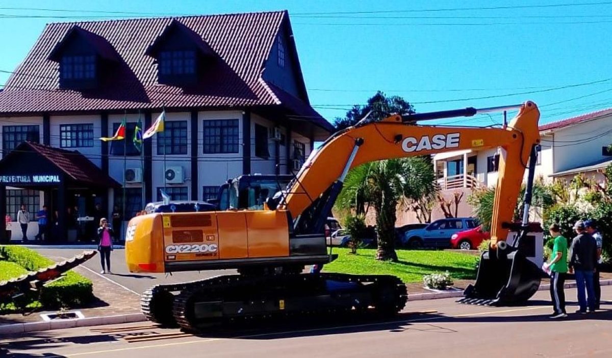 Prefeitura de Sete de Setembro adquire nova escavadeira hidráulica para ampliar serviços