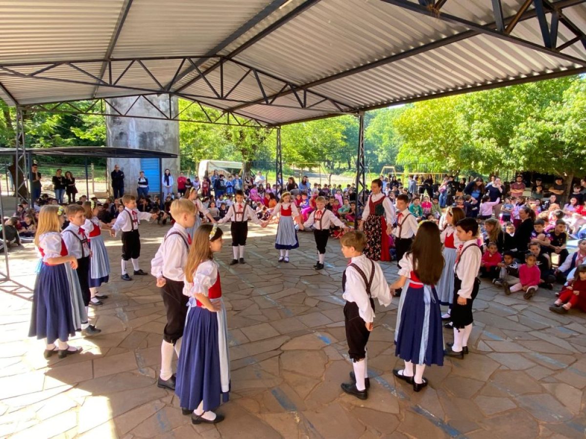 Escola Municipal Dr. Otto Flach realiza evento cultural com celebração às tradições locais e Missioneiras Escola Municipal Dr. Otto Flach realiza evento cultural com celebração às tradições locais e Missioneiras