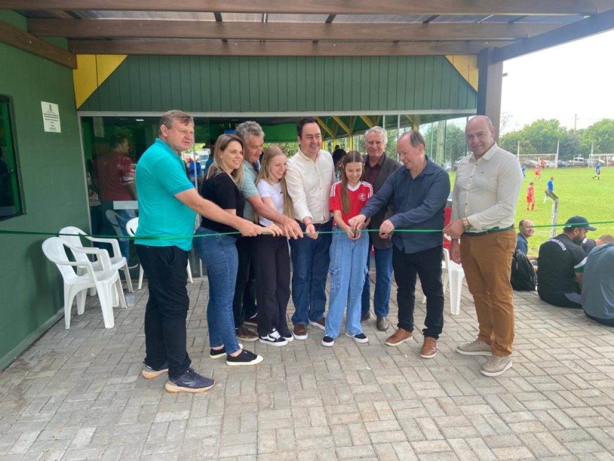 O momento foi marcado por muita alegria, presença da comunidade, lideranças e autoridades que prestigiaram a entrega deste importante espaço esportivo