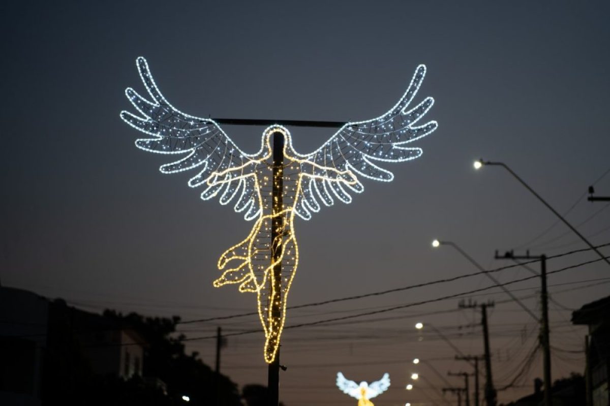 Enfeites de natal iluminam Salvador das Missões