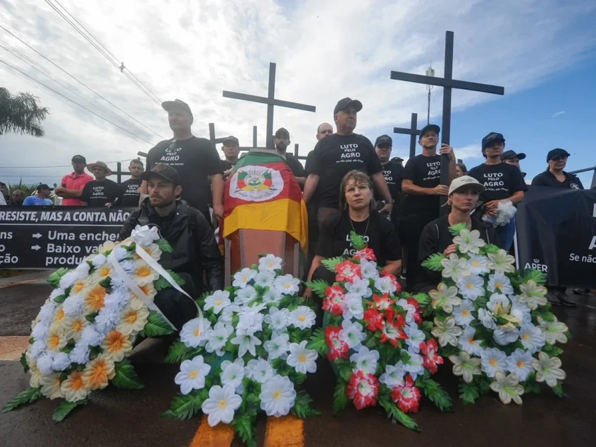 Agricultores protestam no começo da Expodireto Cotrijal