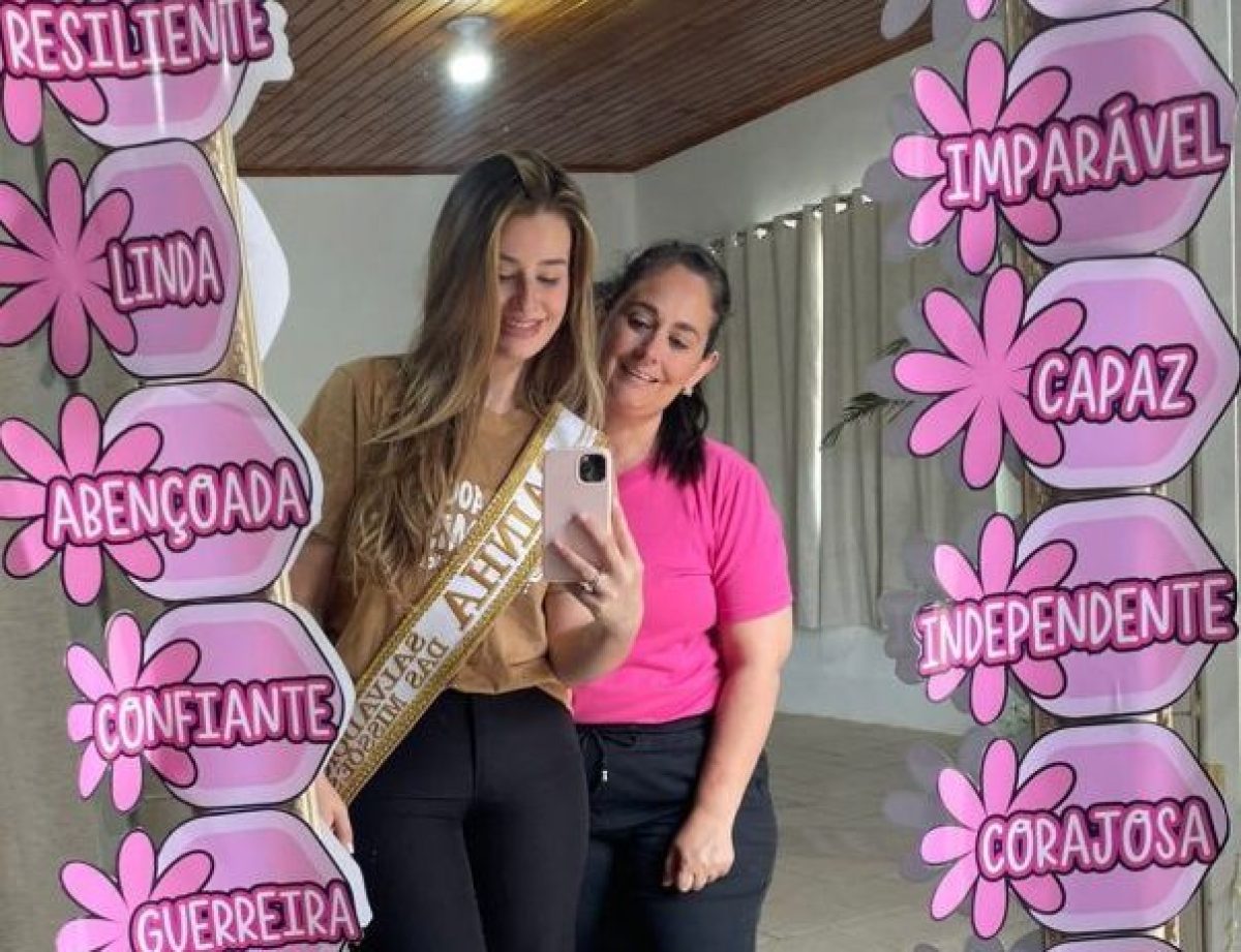 Mãe e filha caminham unidas pelo serviço à comunidade