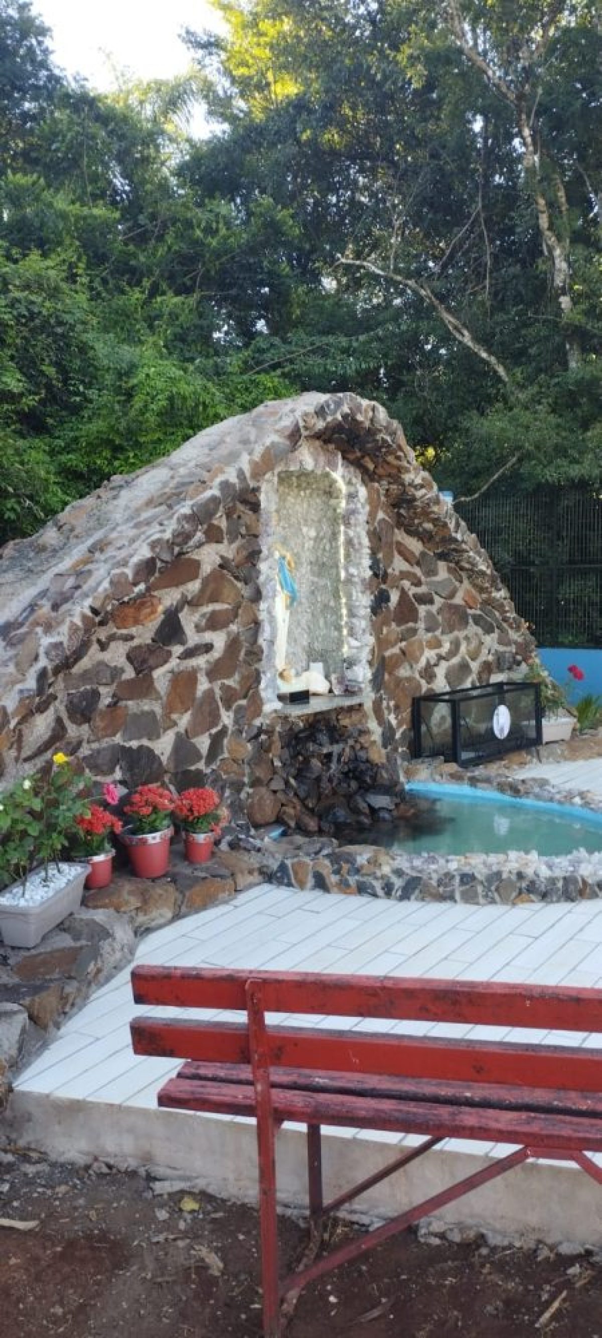 Terra da Imaculada ganha gruta e atrai visitantes para momentos de fé