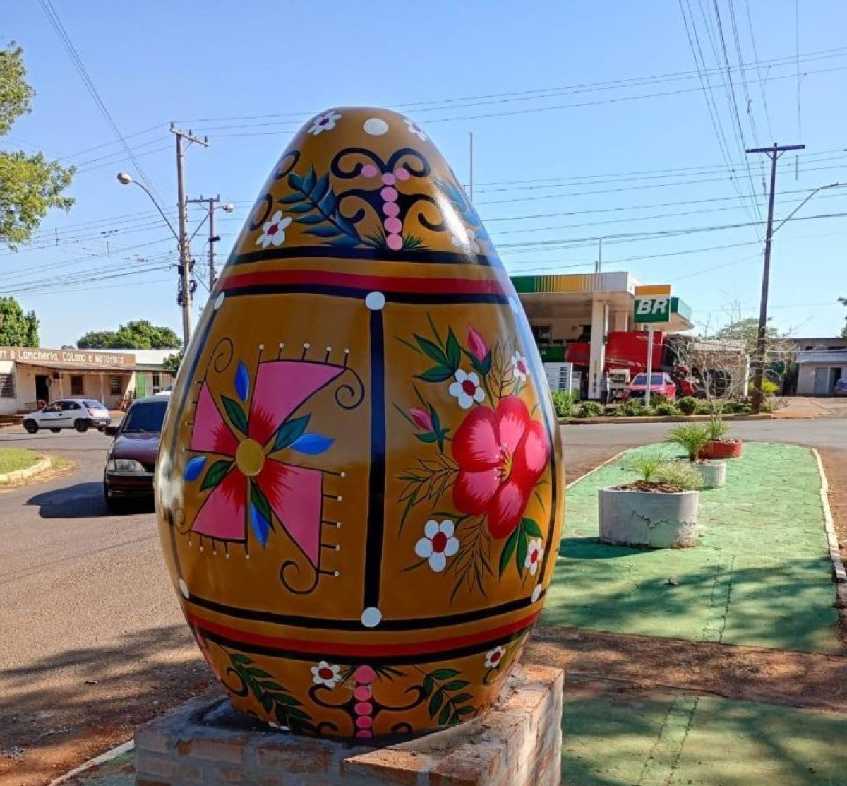 Ovos gigantes enfeitam a entrada de Guarani das Missões