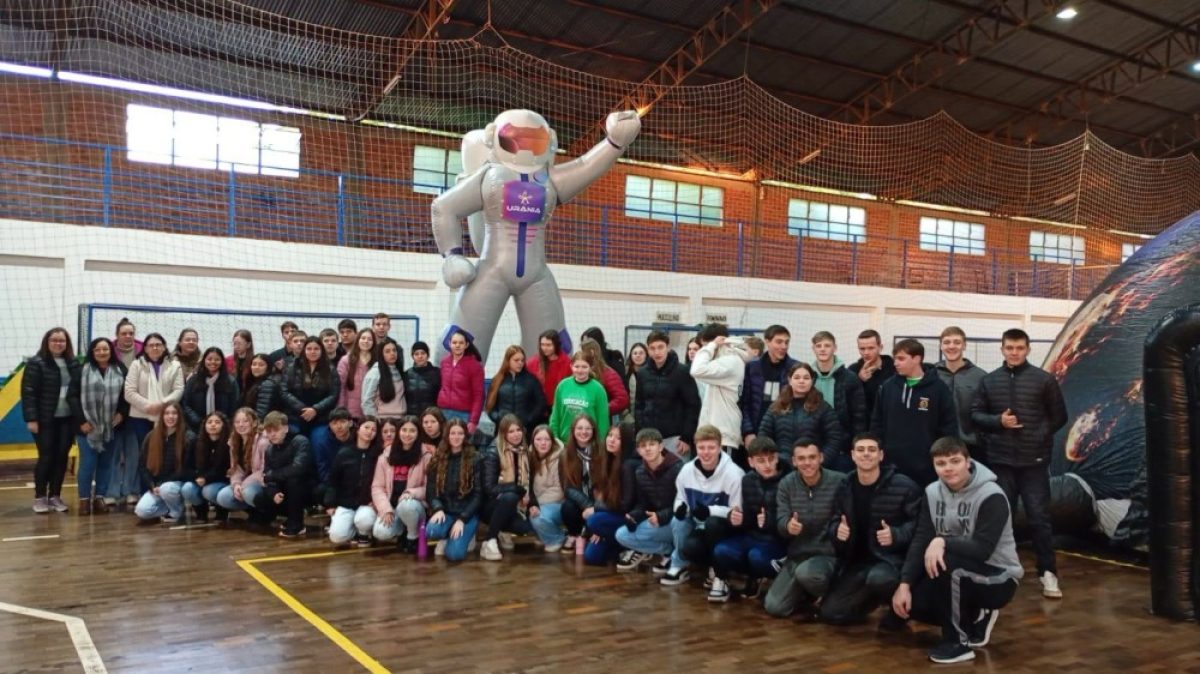 Planetário móvel leva mais de 600 alunos a uma viagem pelo universo em Salvador das Missões
