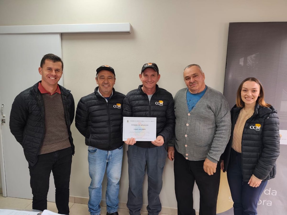 Motorista Fábio Rauber recebe Moção de Aplauso da Câmara de Vereadores de Cerro Largo Motorista Fábio Rauber recebe Moção de Aplauso da Câmara de Vereadores de Cerro Largo