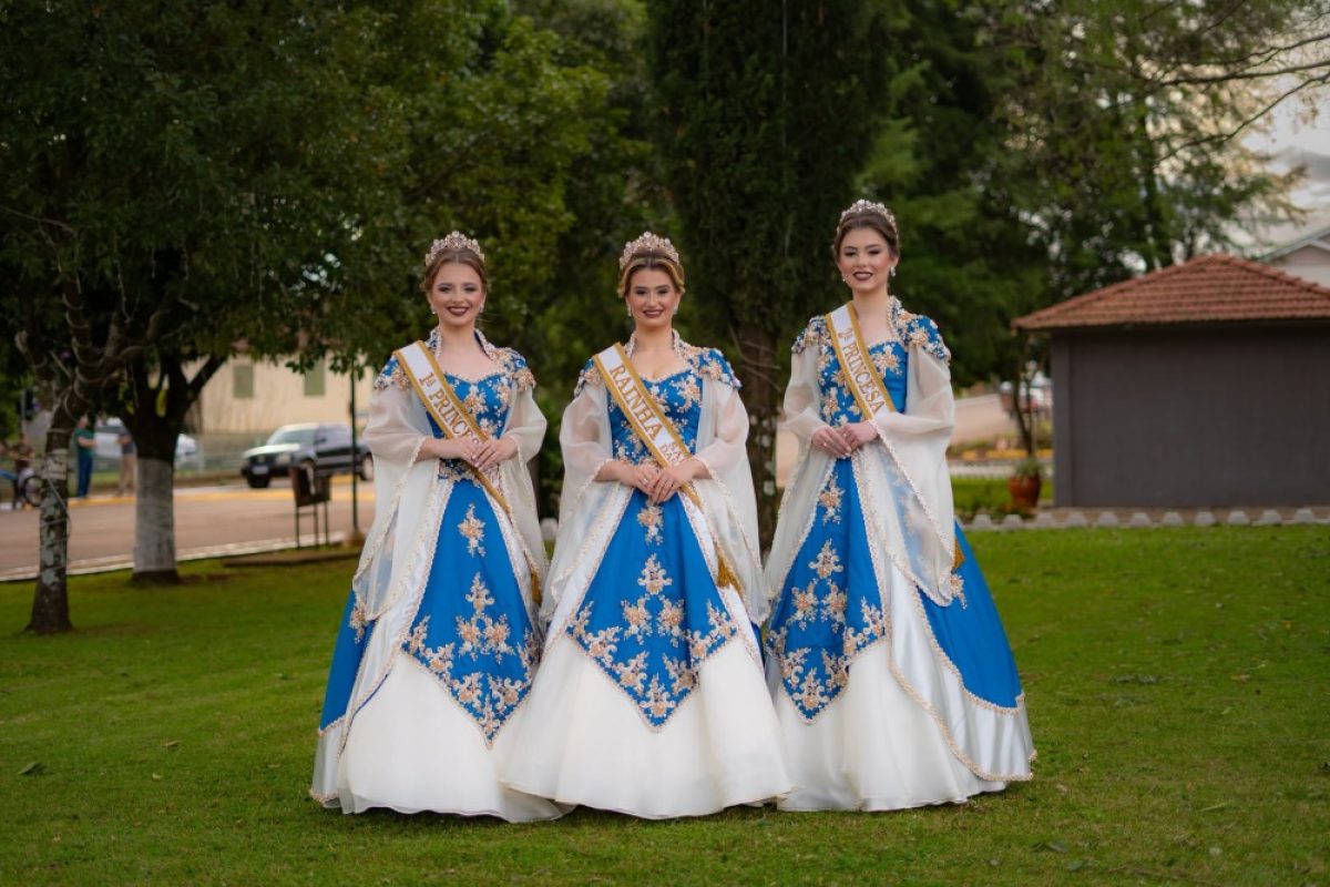 Soberanas de Salvador das Missões apresentam os trajes oficiais Soberanas de Salvador das Missões apresentam os trajes oficiais