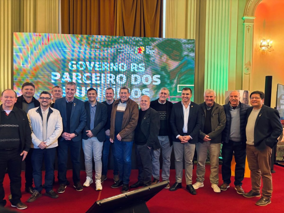 Prefeitos missioneiros participam da assinatura de convênios em Porto Alegre Prefeitos missioneiros participam da assinatura de convênios em Porto Alegre