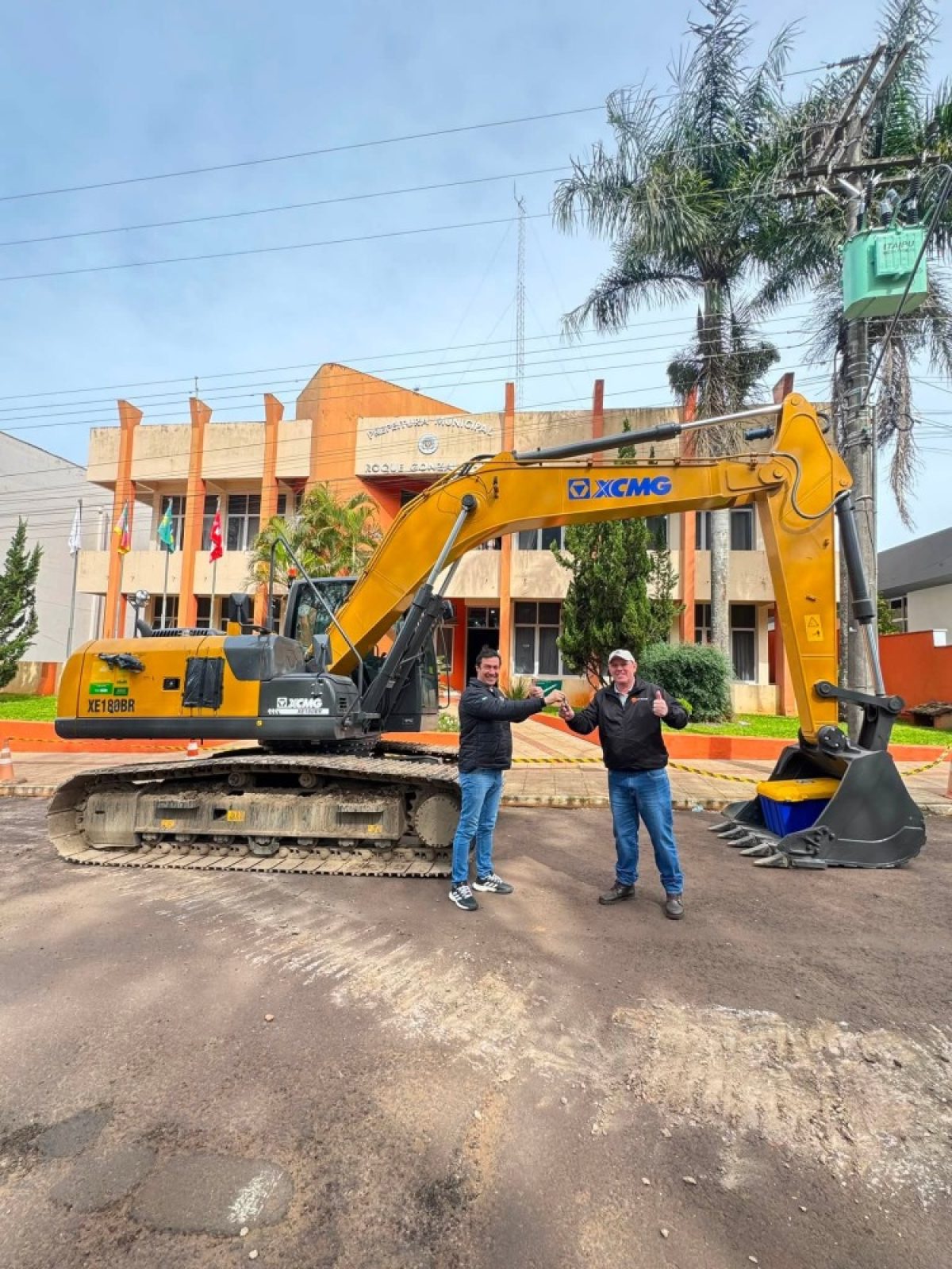 Roque Gonzales recebe primeira escavadeira hidráulica em 60 anos Roque Gonzales recebe primeira escavadeira hidráulica em 60 anos