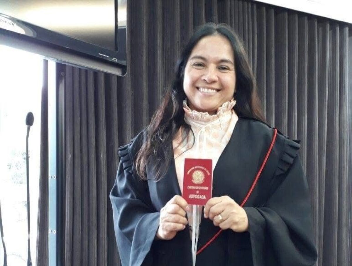 Ela já esteve no banco dos réus e hoje defende quem enfrenta a Justiça